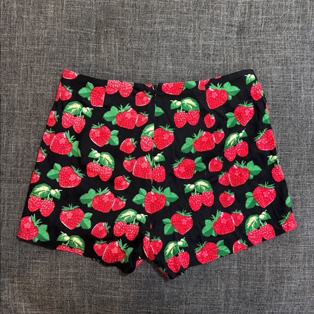 🍓 Kling Strawberry Print High-Waisted Shorts | Retro Novelty Cotton 🍓 - Picture 2 of 8